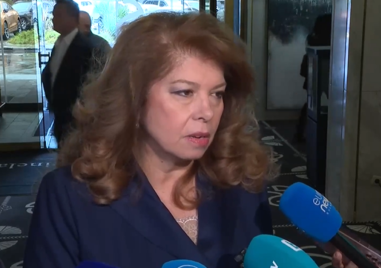 Йотова: Референдумът не е за отказ от еврото