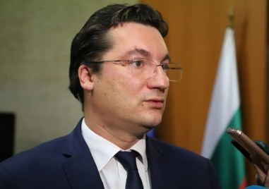 Заради предложения референдум: Крум Зарков се оттегля като секретар на президента