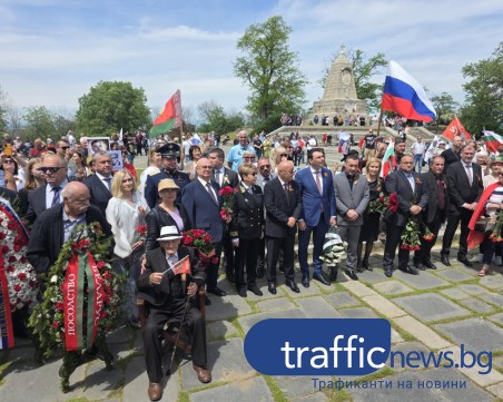 Митрофанова с костюм - униформа на Бунарджика, деца развяват портрета на Сталин