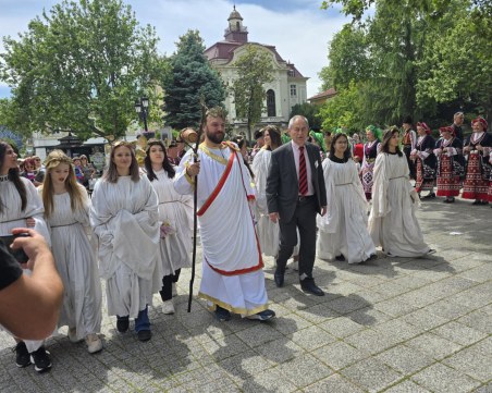 Бог Дионис поведе шествие по Главната, в Стария град се лее вино