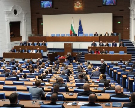Лавина от реакции! Какво казаха политическите партии за предложението за референдум на Радев