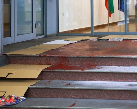 Мъж заля с червена боя входа на Министерството на културата