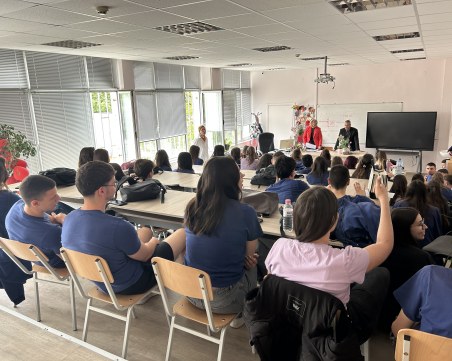 Прокурори изнесоха уроци по право пред ученици от Езикова гимназия в Пазарджик
