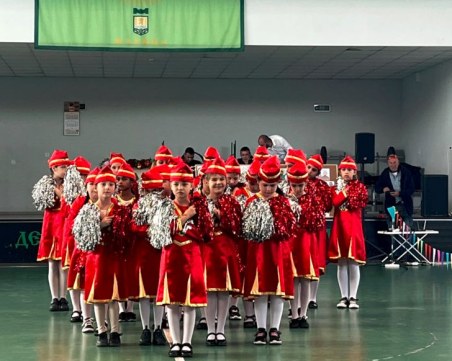Учители в 140-годишно училище в Труд изненадаха децата със свое хоро