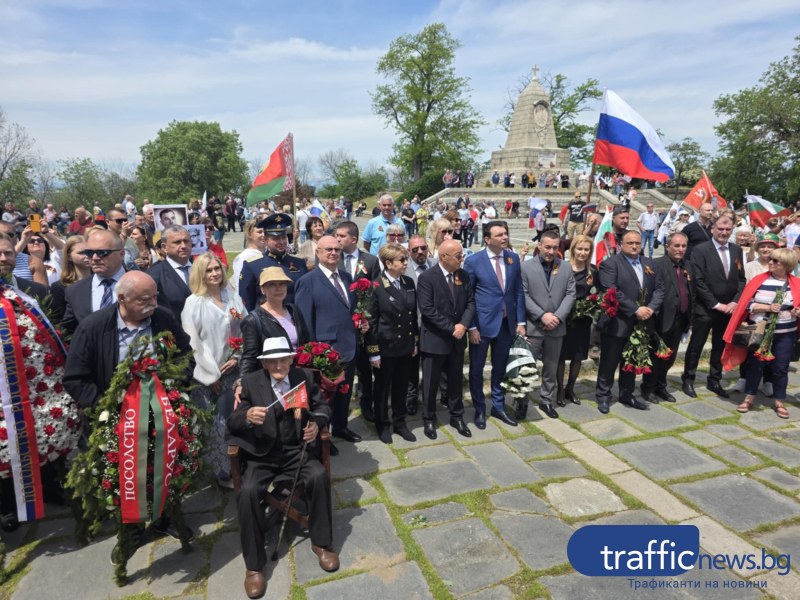 Митрофанова с костюм - униформа на Бунарджика, деца развяват портрета на Сталин