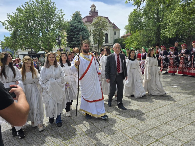 Бог Дионис поведе шествие по Главната, в Стария град се лее вино