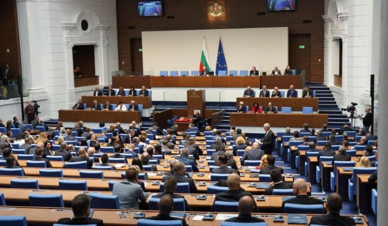 Лавина от реакции! Какво казаха политическите партии за предложението за референдум на Радев