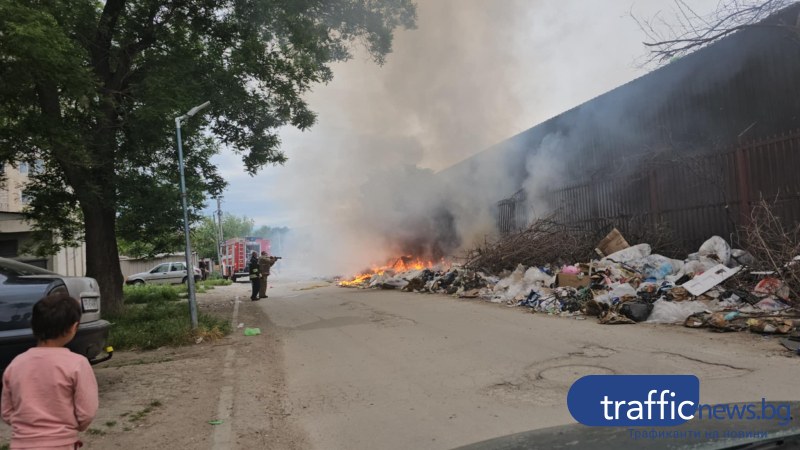 Пожар в незаконно сметище обгази жилищен район в Пловдив ВИДЕО