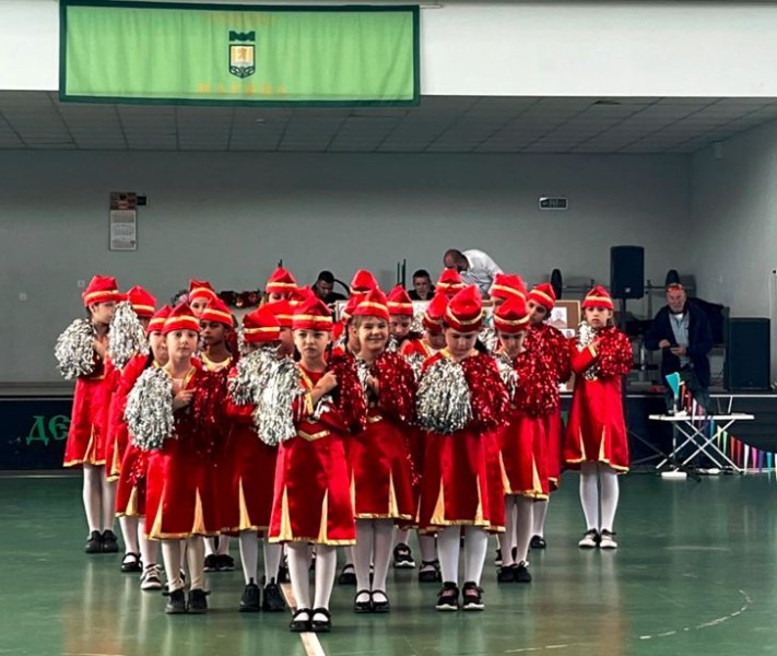 Учители в 140-годишно училище в Труд изненадаха децата със свое хоро