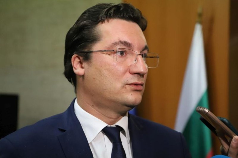 Заради предложения референдум: Крум Зарков се оттегля като секретар на президента