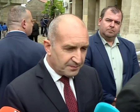 Радев защити искането за референдум с твърдения за 