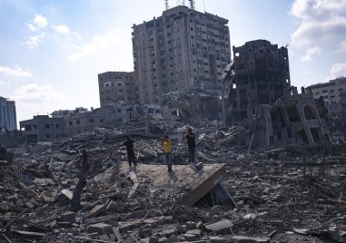 Според местни здравни служители израелските удари през нощта и в