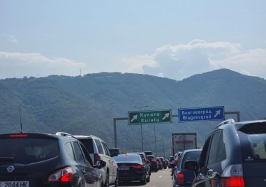 Катастрофа затруднява движението по АМ Струма