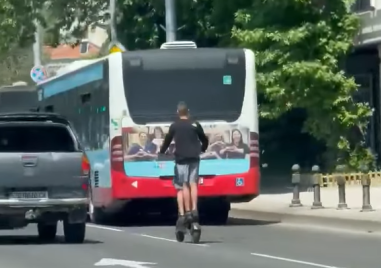 Поредно безумие с тротинентка! Деца шпорят опасно по булевард в Пловдив и то зад полицейска кола
