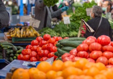 Цените на храните: Зеленчуците поевтиняват, плодовете поскъпват