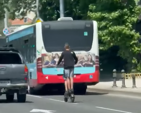 Поредно безумие с тротинентка! Деца шпорят опасно по булевард в Пловдив и то зад полицейска кола