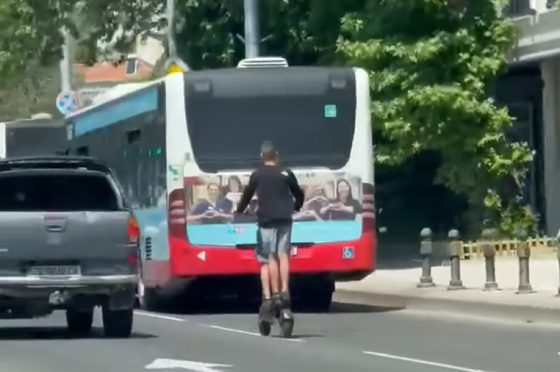 Поредно безумие с тротинентка! Деца шпорят опасно по булевард в Пловдив и то зад полицейска кола