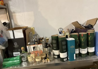 Полицията разби мрежа за фалшив алкохол, бутилирали спирт вместо висок клас водка и уиски