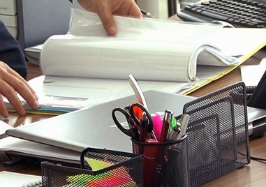 Запорираха пенсии и заплати на 47 241 българи