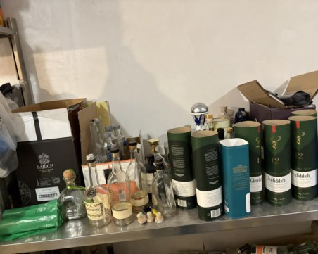 Полицията разби мрежа за фалшив алкохол, бутилирали спирт вместо висок клас водка и уиски