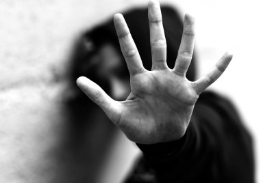 Психолози настояват за санкции срещу инфлуенсърка заради призиви за домашно насилие