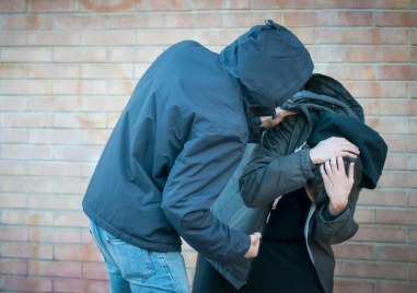 Тормоз и заплаха над деца в Пловдив: Младеж ограби 11-годишен и го накара да се събуе, сега се крие от Темида