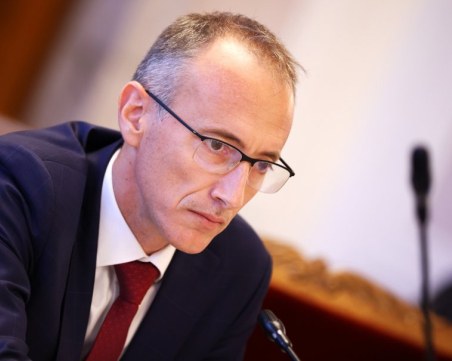 Няма опасност да бъде прокарвана руска пропаганда през предмета 
