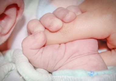 Екшън! Отвлякоха бебе от 17-годишната му майка, тя падна от движеща се кола