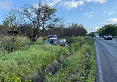 Катастрофа край Пловдив, огнеборци са вадили човек от кола