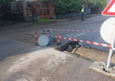 Пропадна част от пътната настилка в началото на село Първенец