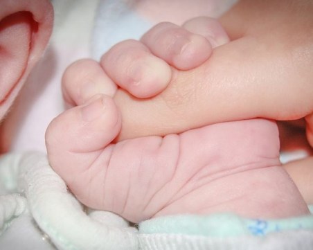Екшън! Отвлякоха бебе от 17-годишната му майка, тя падна от движеща се кола