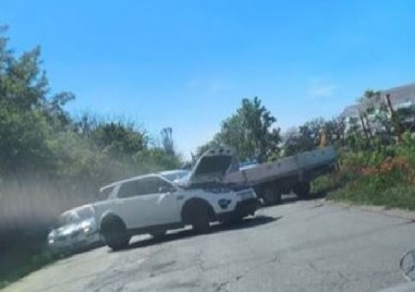 Млад мъж е хоспитализиран след пътен инцидент на Рогошко шосе