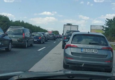 Катастрофа с линейка предизвика километрично задръстване на магистрала Тракия съобщи