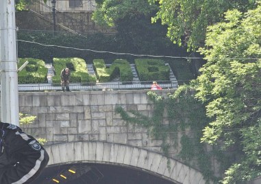 Полицията отцепва периметъра все по-близо до Тунела, тротинеткаджия проби кордона ВИДЕО