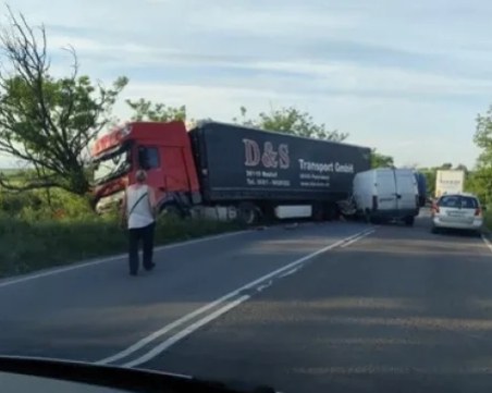 Тежка катастрофа с два микробуса и тир в Старозагорско, има загинал