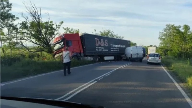 Тежка катастрофа с два микробуса и тир в Старозагорско, има загинал