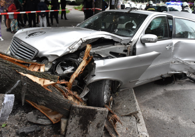 Лек автомобил излетя от пътното платно и се блъсна последователно в заграждения и дърво на централен