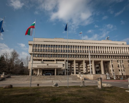 От МВнР връчиха протестна нота на посланика на РСМ заради поругаване на български национални символи