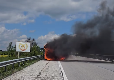 Автобус с двама пътници се запали на АМ „Тракия”, спряха движението посока Пловдив