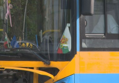Изходът на транспортната криза в София остава неясен: Властта се организира да извозва учениците