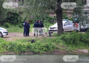 Труп изплува от водите на река Марица в Пловдив! Откриха го доброволци по почистване СНИМКИ