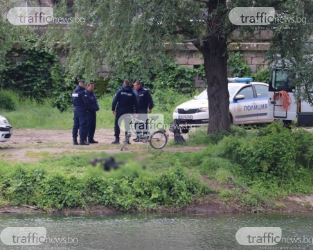 Труп изплува от водите на река Марица в Пловдив! Откриха го доброволци по почистване СНИМКИ