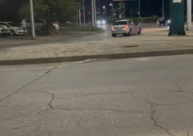 Абсурдно! Кола се намърда в насрещното на оживен булевард в Кършияка ВИДЕО