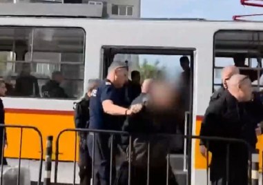 Крясъци, удари и кръв в София: Локали нападнаха ученици посред бял ден в трамвай
