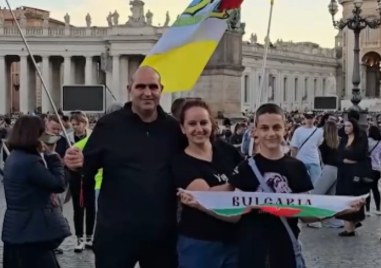 Семейство от Раковски развя българското знаме в момента, в който бе избран новия папа