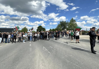 Десетки протестиращи на Подбалканския път в района на казанлъшкото село