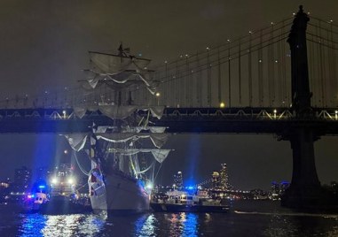 Военен кораб се блъсна в моста в Бруклин, има загинали и десетки ранени