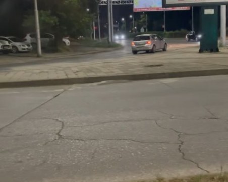Абсурдно! Кола се намърда в насрещното на оживен булевард в Кършияка ВИДЕО