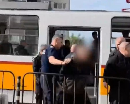 Крясъци, удари и кръв в София: Локали нападнаха ученици посред бял ден в трамвай