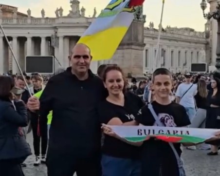 Семейство от Раковски развя българското знаме в момента, в който бе избран новия папа
